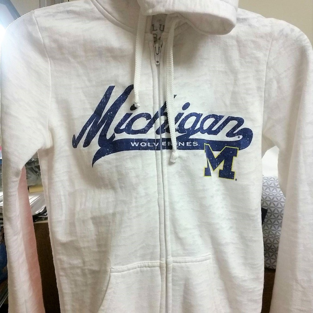 NWOT MICHIGAN WOLVERINE SWEATSHIRT PETITE